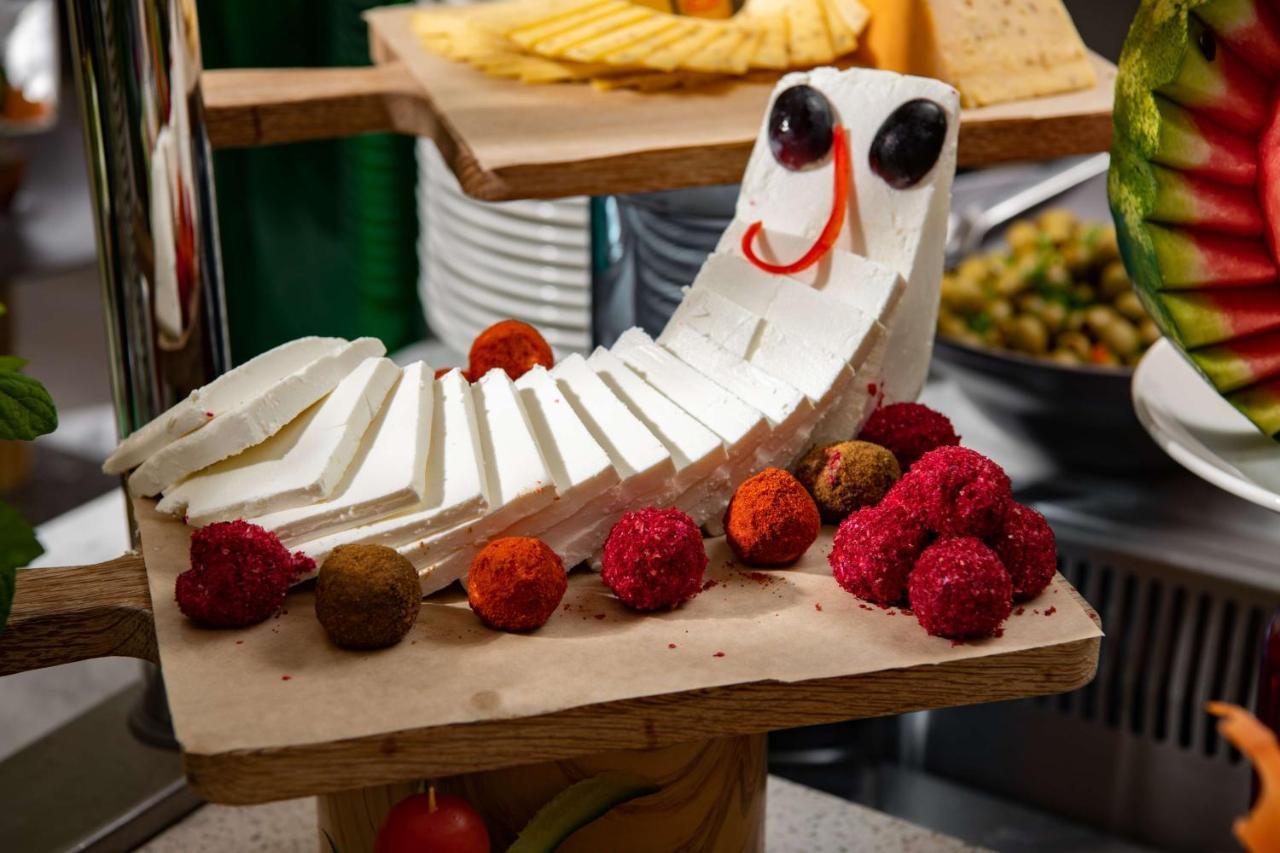 Park Inn By Radisson Makkah Aziziyah Mecca Luaran gambar A cheese board with a cheese cat
