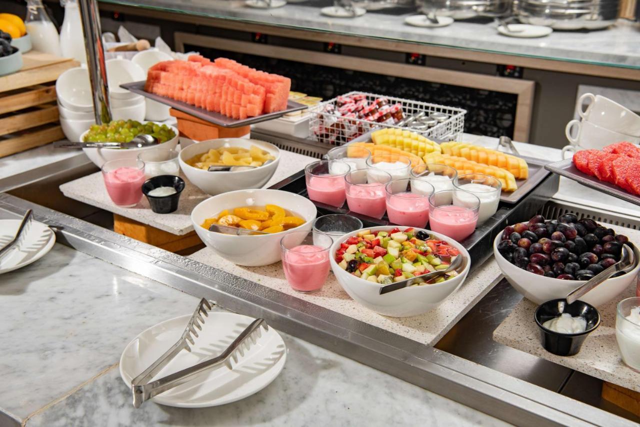 Park Inn By Radisson Makkah Aziziyah Mecca Luaran gambar A buffet breakfast at a luxury hotel