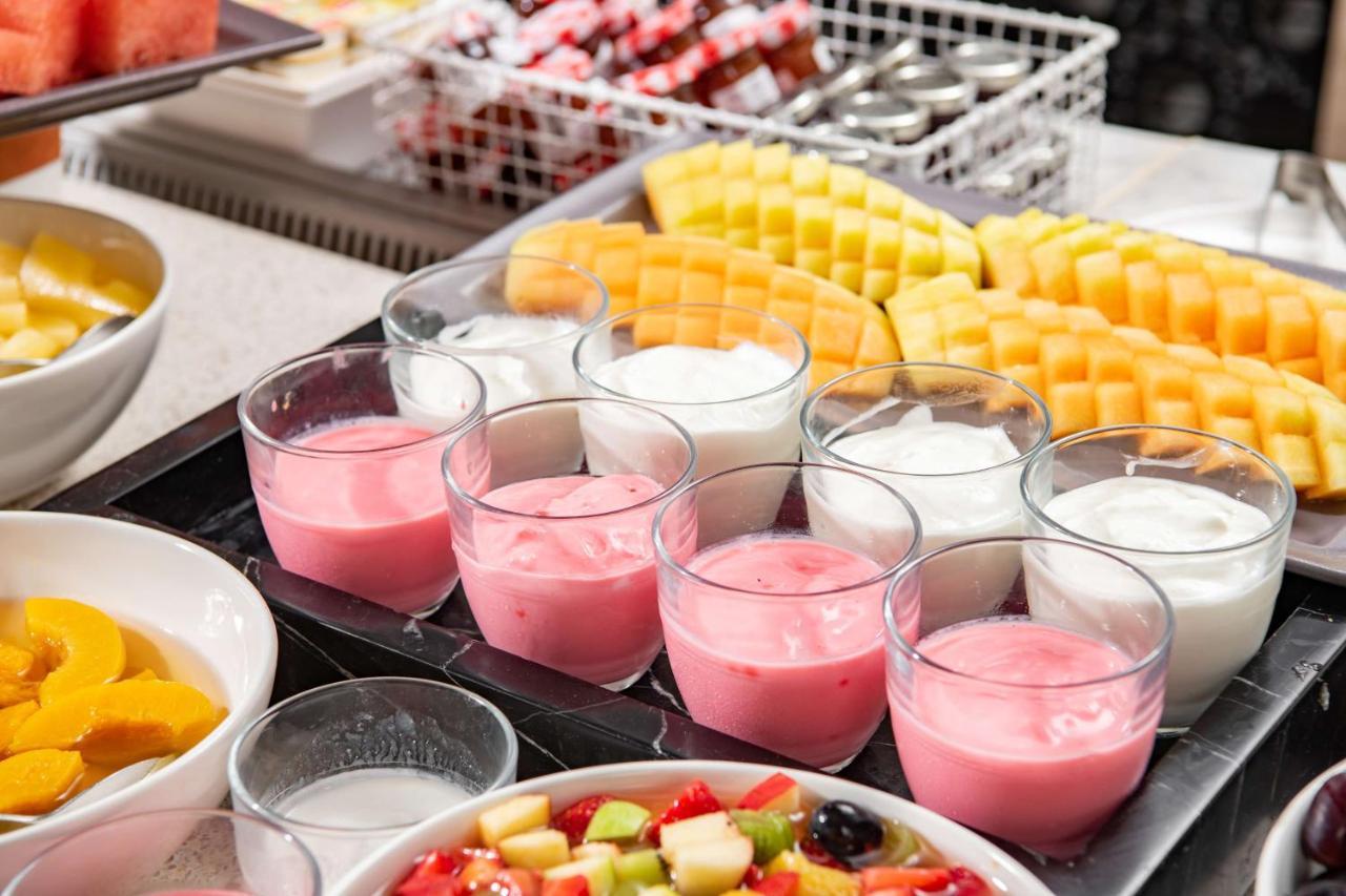 Park Inn By Radisson Makkah Aziziyah Mecca Luaran gambar Yogurt and fruit at a buffet breakfast