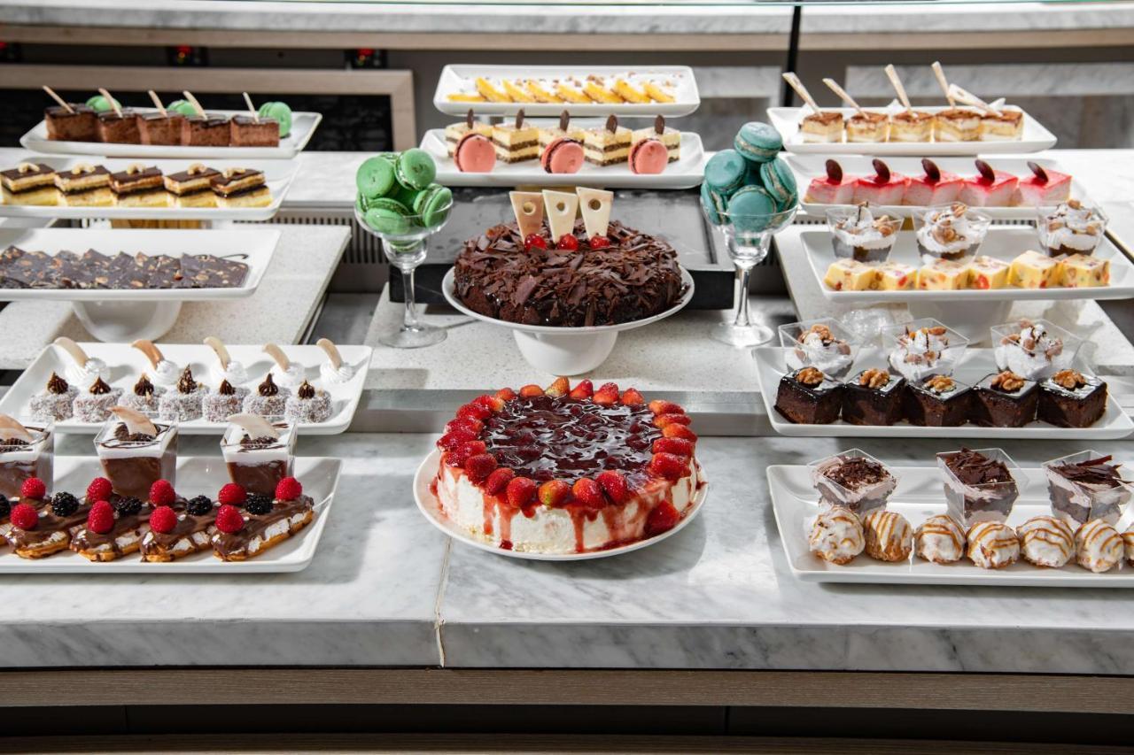 Park Inn By Radisson Makkah Aziziyah Mecca Luaran gambar A selection of desserts